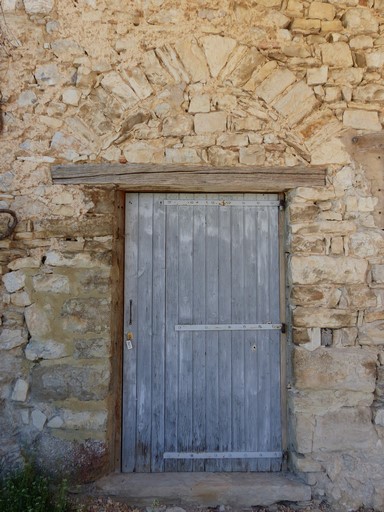 Porte d'étable, maison au village.