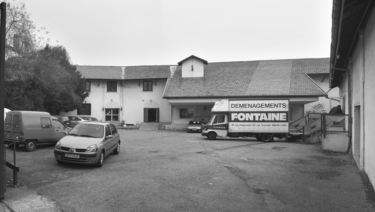 Ancien moulin puis usine de mise en bouteilles dite Charvet vins en gros puis Coquet et Monet eaux et limonade puis J.B. Beaumann et Cie fabrique de limonade et bière actuellement salle des ventes du 9eme arrondissement de Lyon