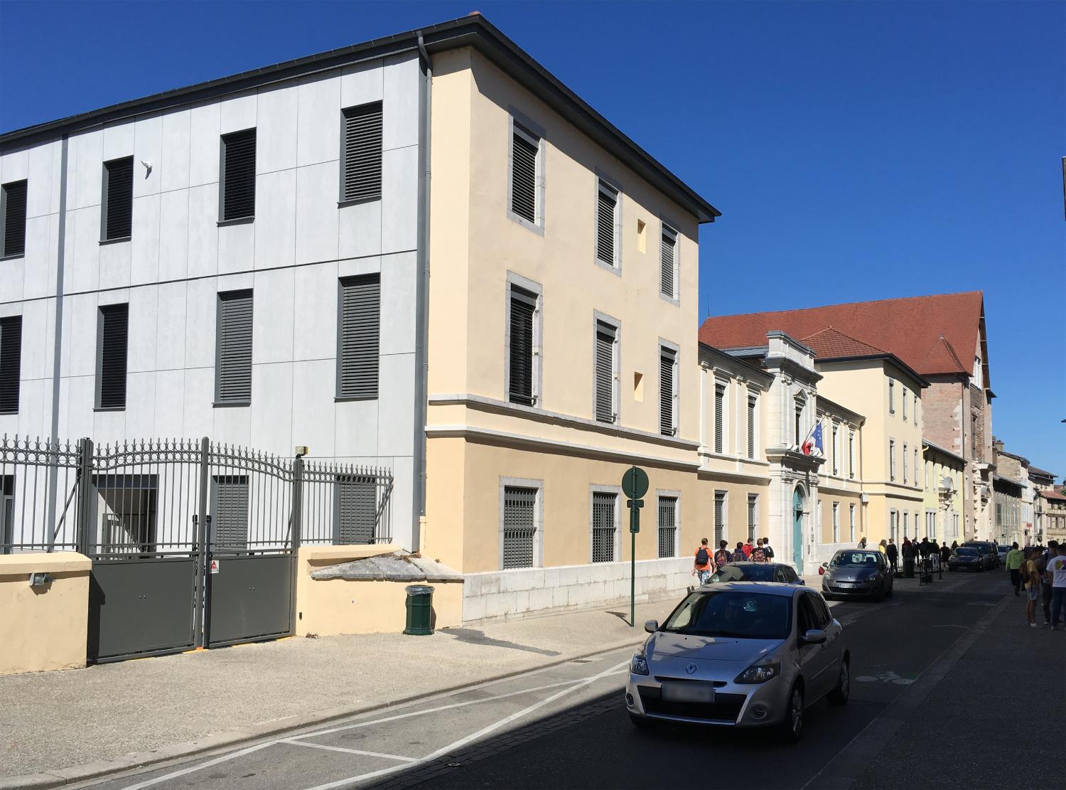 Collège de jésuites, puis école centrale, école secondaire communale, lycée impérial, lycée de garçons, actuellement lycée Lalande