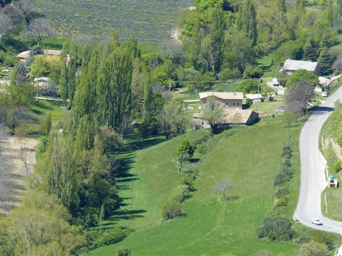 Vue de situation prise de l'est.