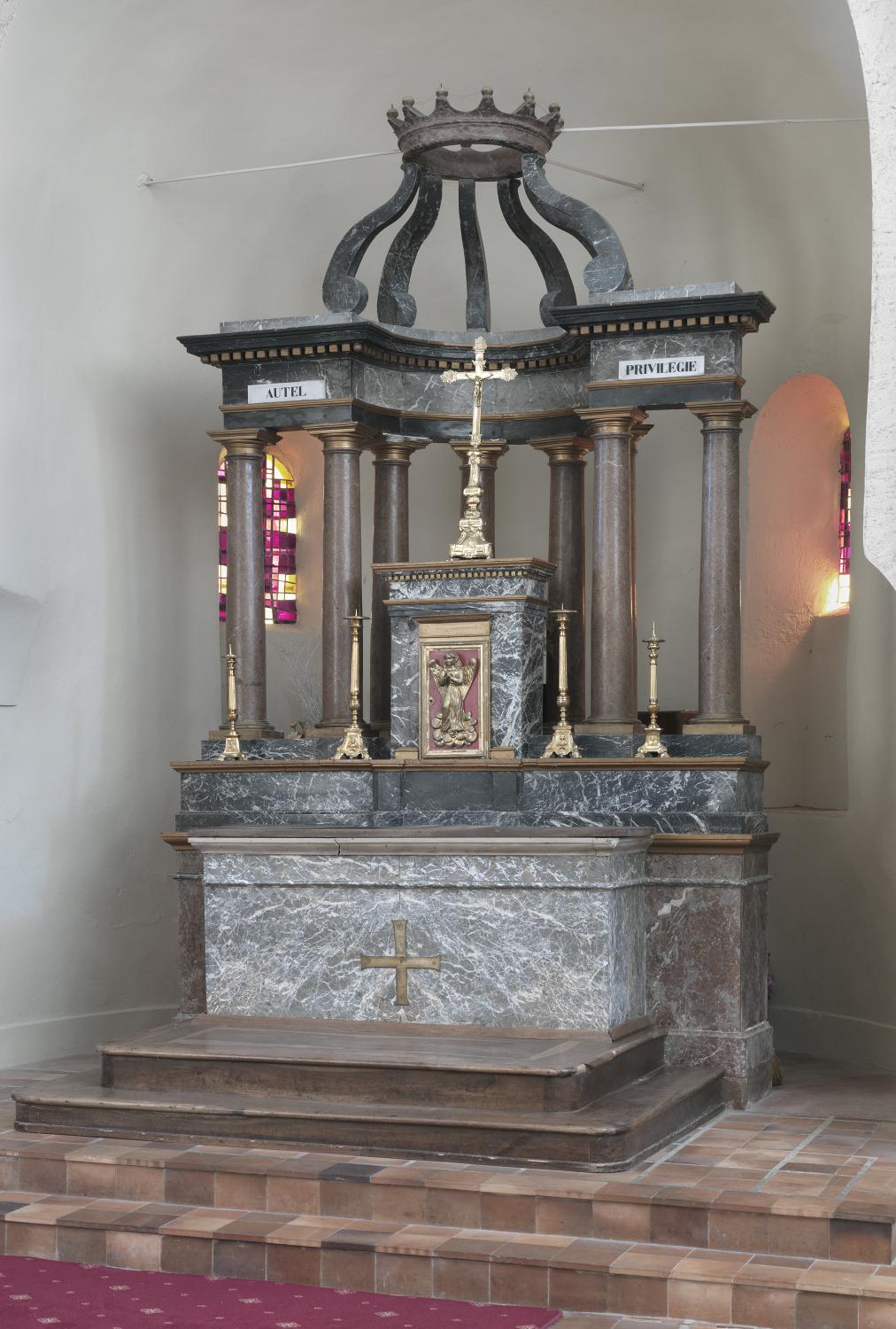 Ensemble du maître-autel (autel privilégié) et des autels latéraux (autel de la Vierge, autel du Sacré-Coeur), gradins, tabernacles et retables architecturés à colonnes