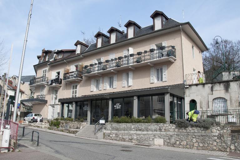 Hôtel de voyageurs, maison Gorjux, puis pension de la Grotte, actuellement hôtel-restaurant de la Grotte