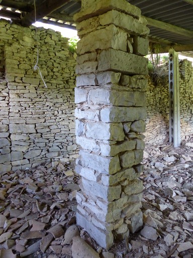 Les entrepôts agricoles de Barret-de-Lioure