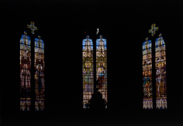 Ensemble de 3 verrières à personnages (baies n°0, 1, 2) : saint Laurent, le Sacré-Coeur, le curé d'Ars, saint Louis, saint Michel, sainte Jeanne d'Arc