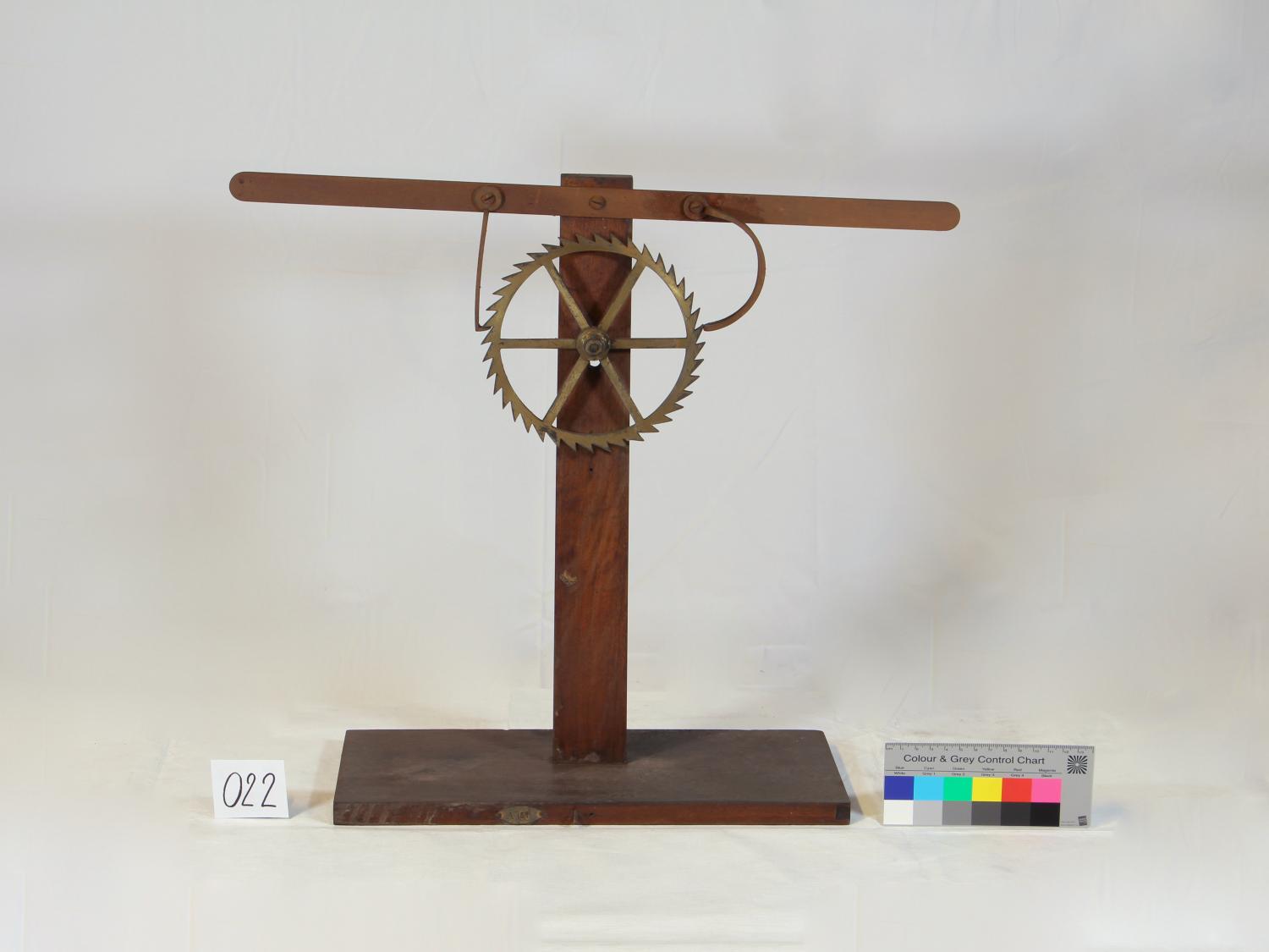 Instrument de démonstration en mécanique des solides : Levier à rocher, roue à cloquer, mécanisme d'horloge