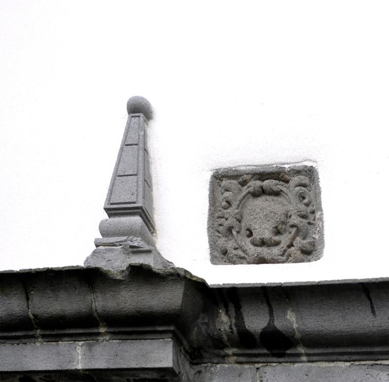 Portes (décor d'élévation extérieure) : portes du collège Jeanne de la Treilhe