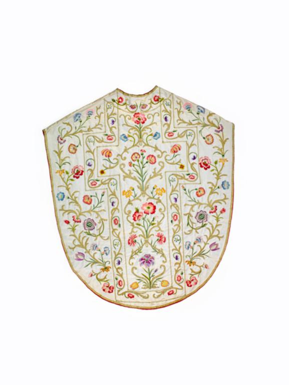 Ensemble d'une chasuble, 2 dalmatiques, 2 étoles, 3 manipules, 1 bourse de corporal, 1 voile de calice, 1 voile huméral : ornement blanc n°7