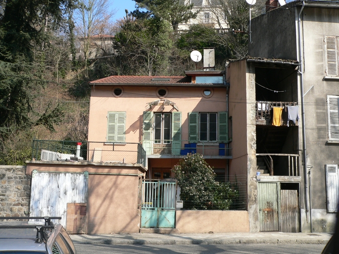 Maison et tour d'escalier