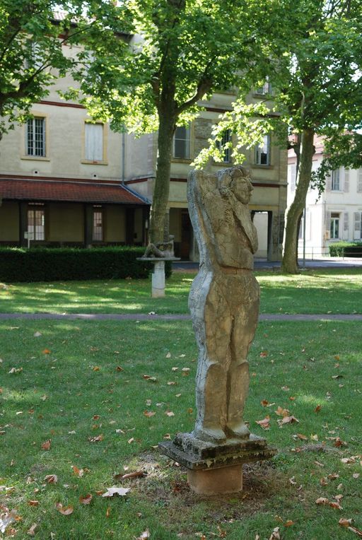Asile d'aliénés de Bron, puis asile départemental d'aliénés du Rhône, puis asile d'aliénés du Vinatier, actuellement centre hospitalier Le Vinatier