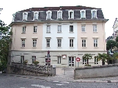 École des frères de la doctrine chrétienne, puis école maternelle et tribunal, puis école supérieure de jeunes filles, actuellement bibliothèque