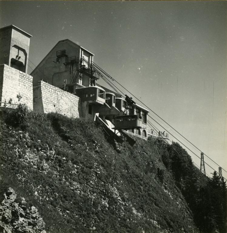Gare supérieure du téléphérique du Revard et restaurant, actuellement restaurant Les Quatre Vallées et échoppe de souvenirs