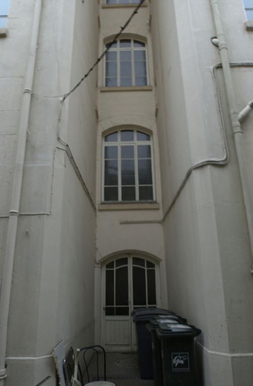 Immeuble sur rue, Cage d'escalier, vue extérieure du rez-de-chaussée  (IVR82_20046904360NUCA) - Inventaire Général du Patrimoine Culturel