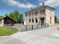 École de garçons et mairie, puis école de fille, actuellement école primaire mixte