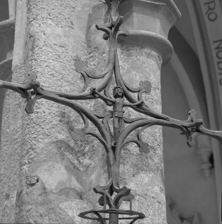 Croix de cimetière et lanterne des morts