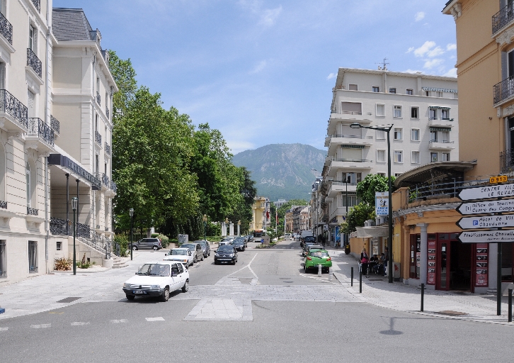 Avenue de la Gare, puis avenue des Thermes, puis avenue Charles-de-Gaulle