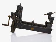 Objet de représentation d'élément mécanique : Modèle en bois d'une machine outil (?)