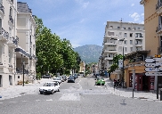 Avenue de la Gare, puis avenue des Thermes, puis avenue Charles-de-Gaulle