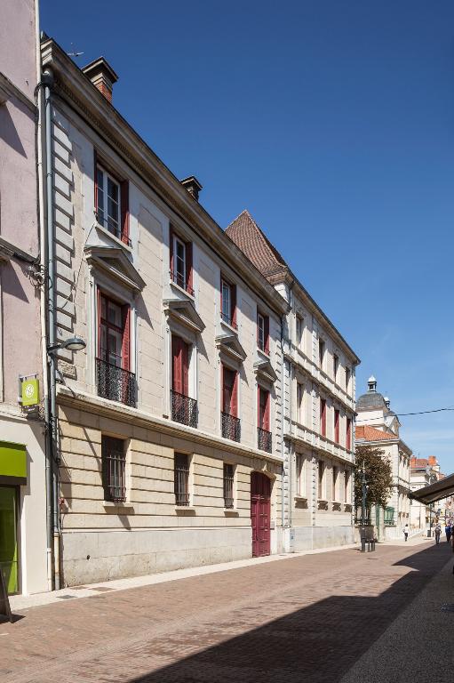 Manoir de Chènevoux, puis collège de jésuites, puis école centrale, puis lycée de garçons, actuellement lycée d'enseignement secondaire Jean-Puy