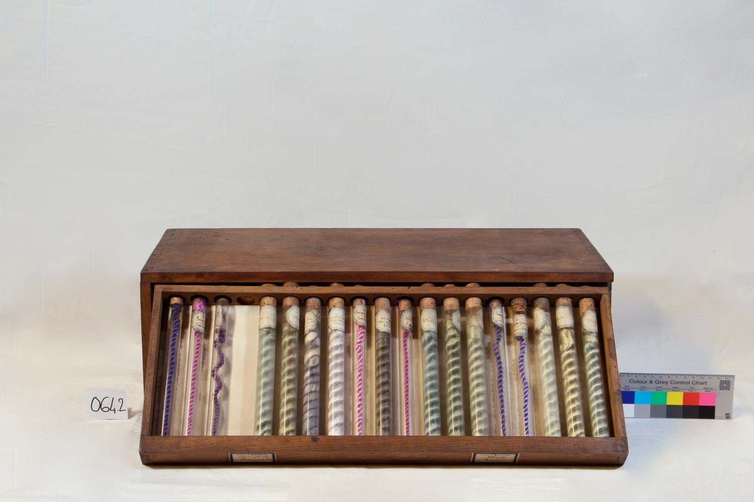 Boîte à ouvrage, échantillons, coffret à écheveaux, échantillons de soie ( 3 tiroirs)