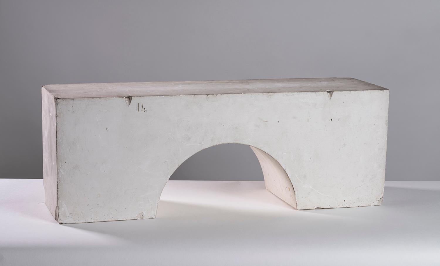 Objet de représentation de formes géométriques ou mathématiques : Parallélépipède rectangle avec évidement demi-cylindrique