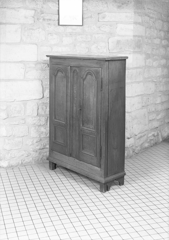 armoire (1), dite armoire trois quarts