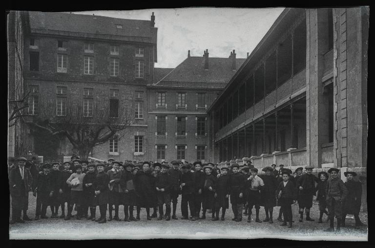 Couvent de la Visitation, puis école secondaire communale, puis collège royal, puis lycée impérial, puis lycée de garçons, actuellement lycée Vaugelas