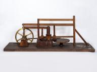 Modèle réduit de machine à mouler par compression : machine à mouler les briques