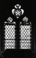 Verrière : buste de la Vierge, motifs décoratifs (baie 9), grisaille décorative