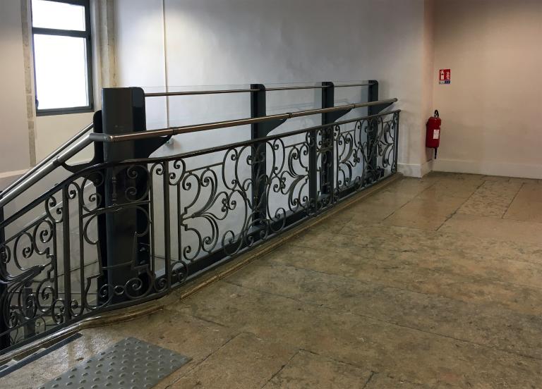 Collège de jésuites, puis école centrale, école secondaire communale, lycée impérial, lycée de garçons, actuellement lycée Lalande