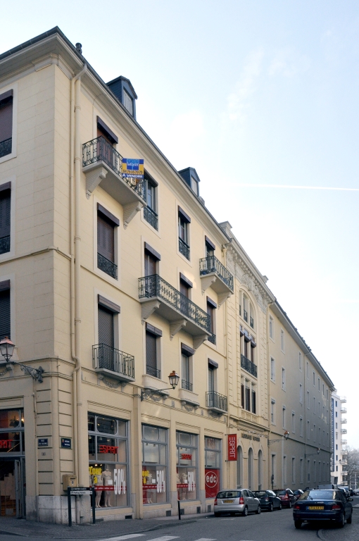 Hôtel de voyageurs, Hôtel du Globe, puis Grand Hôtel de l'Europe, puis Hôtel de l'Europe et Villa Béatrice, actuellement immeuble Europe-Béatrice