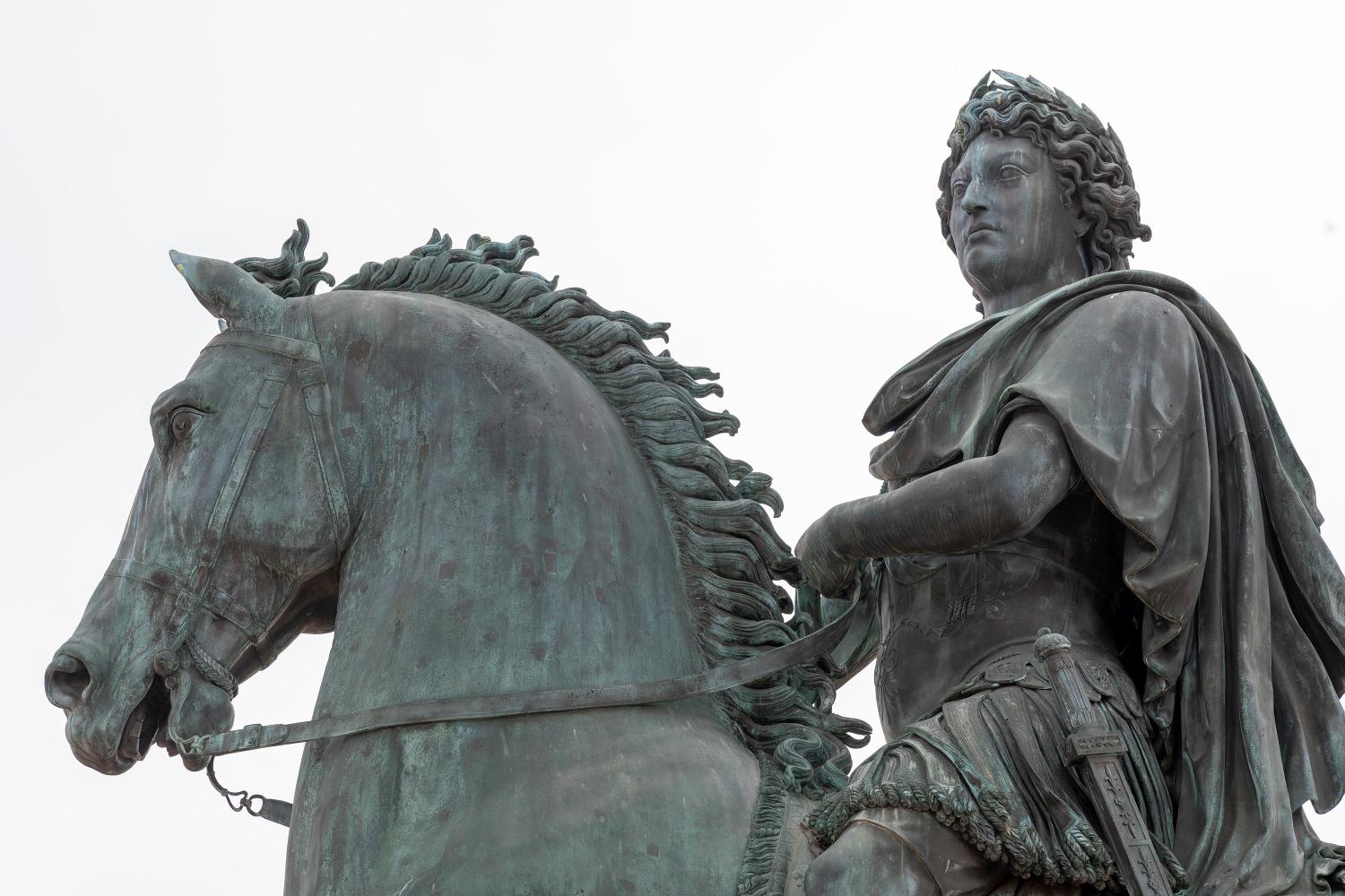 Groupe sculpté : statue équestre de Louis XIV