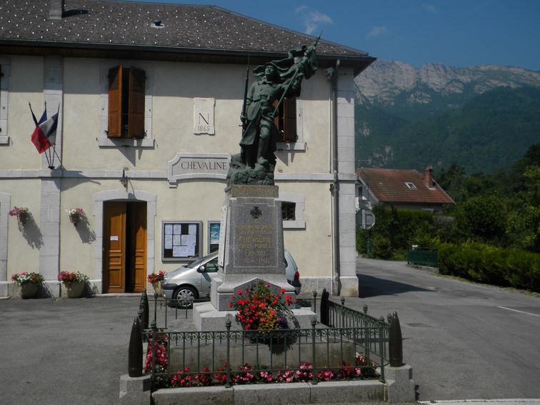 Monument aux morts de la guerre de 1914-1918 : le Poilu mourant en défendant le Drapeau