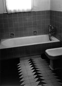 La salle de bain. Photogr. Photam, Neuilly, [vers 1940] (Dossier agence n° 317, cl. 290)