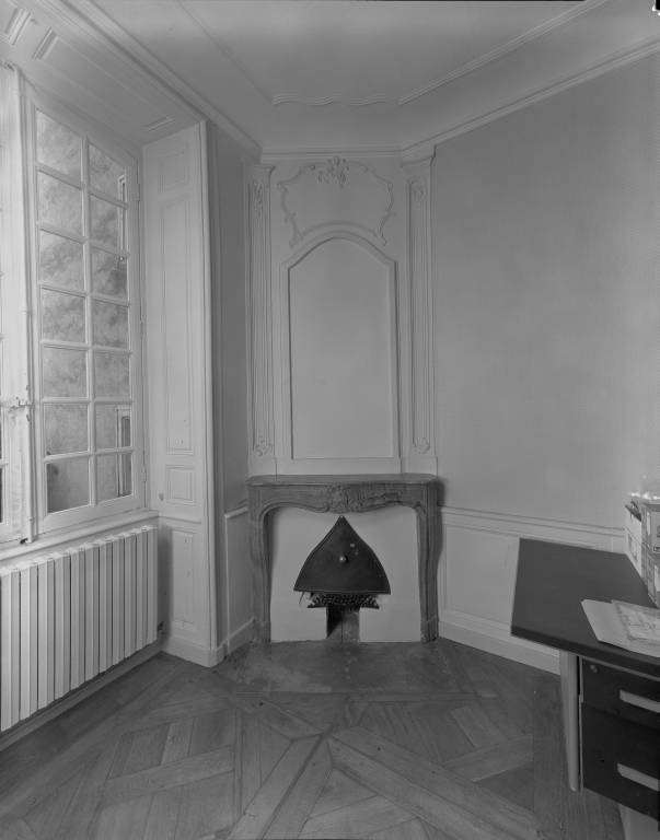 Maison de chanoinesse (maison de madame de Fenoÿl), puis presbytère, actuellement mairie