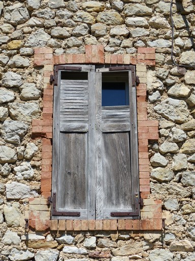 Fenêtre en brique, ferme au quartier du Vallon de Baïs.