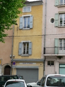 Immeuble d'habitation et commissariat