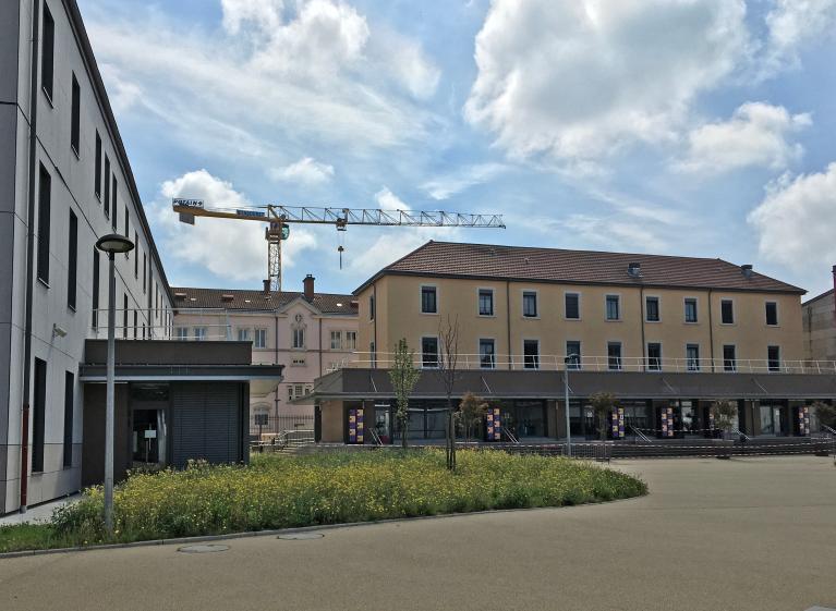 Collège de jésuites, puis école centrale, école secondaire communale, lycée impérial, lycée de garçons, actuellement lycée Lalande