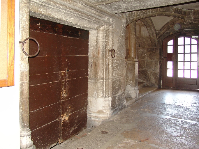 Château fort, puis château, actuellement hôtel de ville