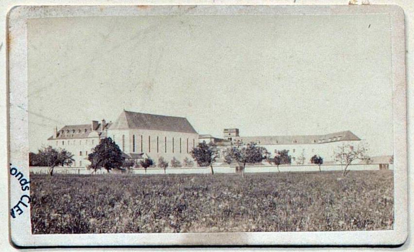 Bâtiments du petit séminaire depuis le nord-est ; au 1er plan, la chapelle du séminaire (photgr. ancienne, 4e quart 19e s. ; AD Allier, 75 J 174, dépôt du diocèse de Moulins)