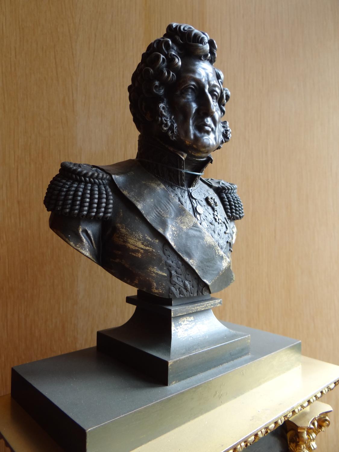 pendule surmontée d'un buste de Louis Philippe