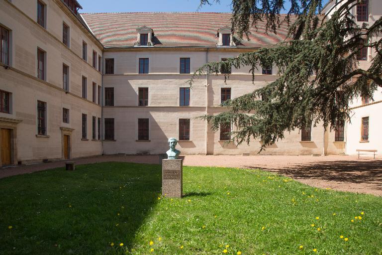 Manoir de Chènevoux, puis collège des jésuites, école centrale, lycée de garçons, actuellement lycée d'enseignement secondaire Jean-Puy