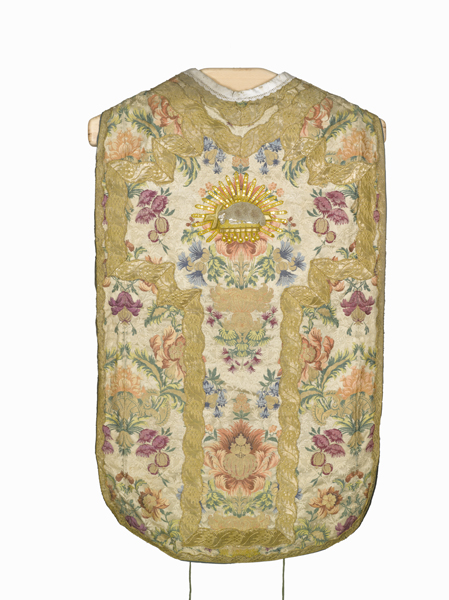 ornement blanc : chasuble