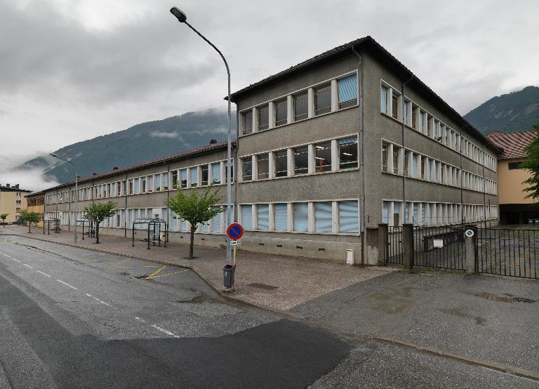 Groupe scolaire de Montroux, puis Cité technique, actuellement lycée d'enseignement général, technologique et professionnel René-Perrin