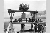 La construction du pont de la Boucle. La pose des maçonneries des piles. Photogr., [1902] (Arch. mun. Lyon. 15 Ph 1797)