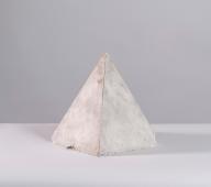 Objet de représentation de formes géométriques ou mathématiques : Pyramide à base carrée