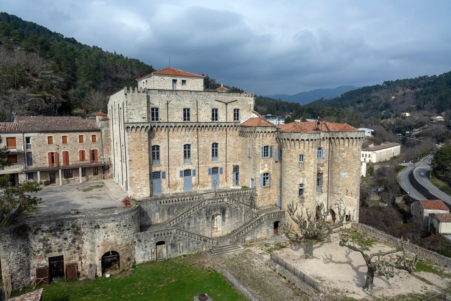 Château, puis palais de justice et prison, puis hôpital, actuellement château de Largentière