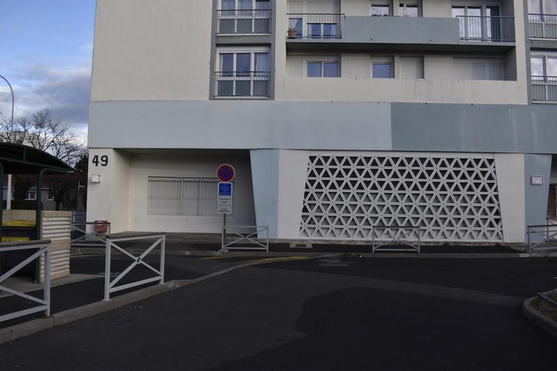 Espaces de transition (entre extérieur et intérieur des immeubles). Tour de grande hauteur (TGH) du 49 rue des Linondards : entrée masquée par une claustra. (Photo chercheure.)