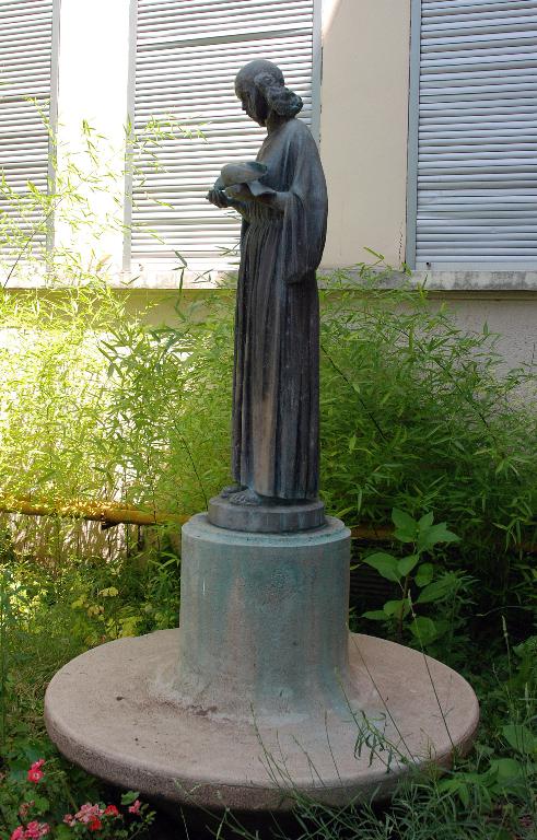 Statue (ronde-bosse) : Jeune fille à la colombe