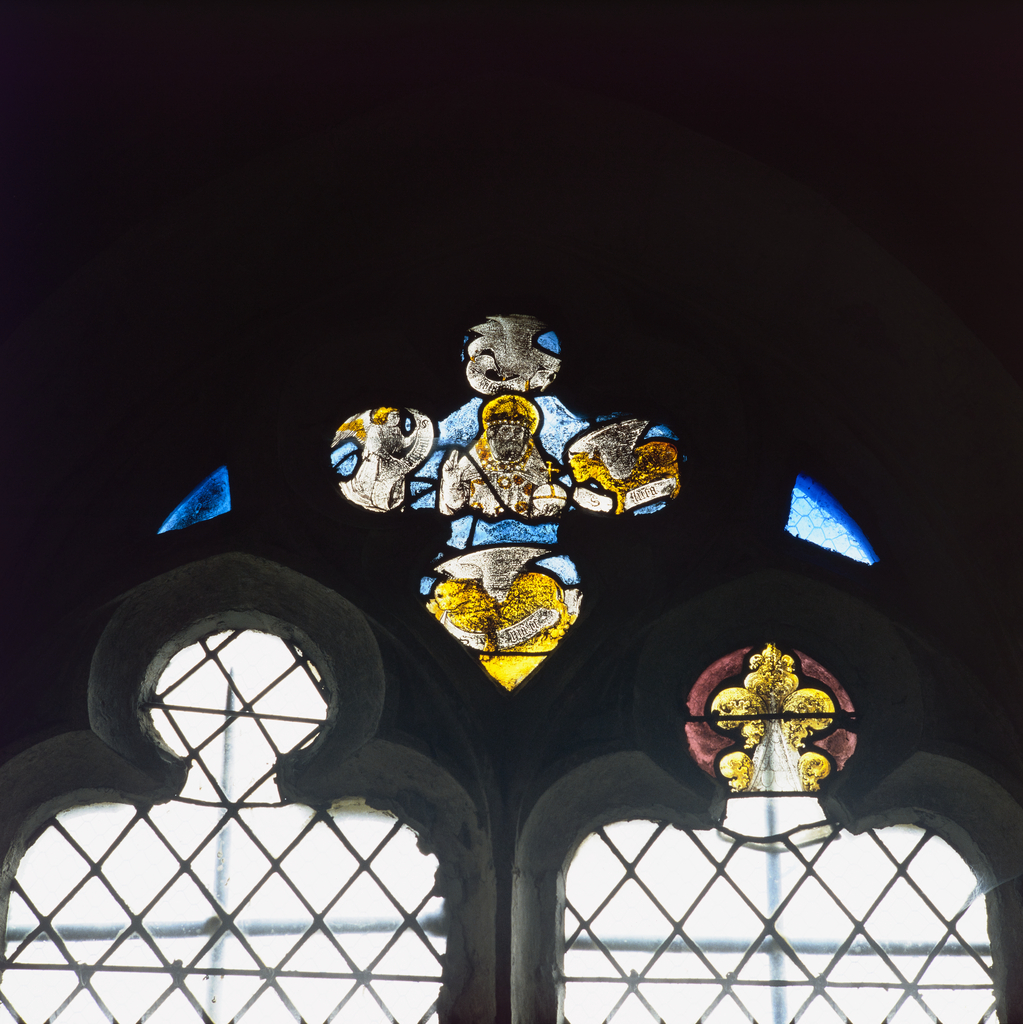 Ensemble de 2 verrières : dieu, tétramorphe, ange portant les instruments de la Passion (baies 4, 6), verrières à personnages