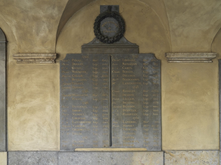 Ensemble des plaques des bienfaiteurs de l'hospice